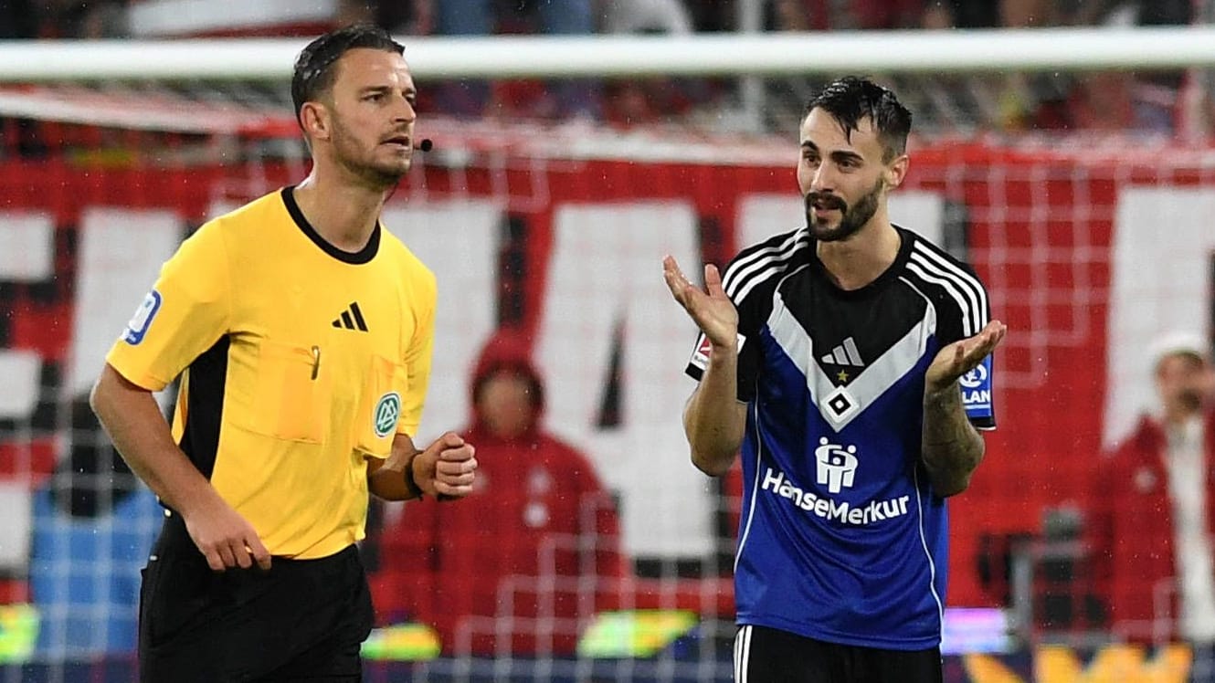 Fábio Vieira (r.) sah die Gelb-Rote Karte von Schiedsrichter Schlager (l.).