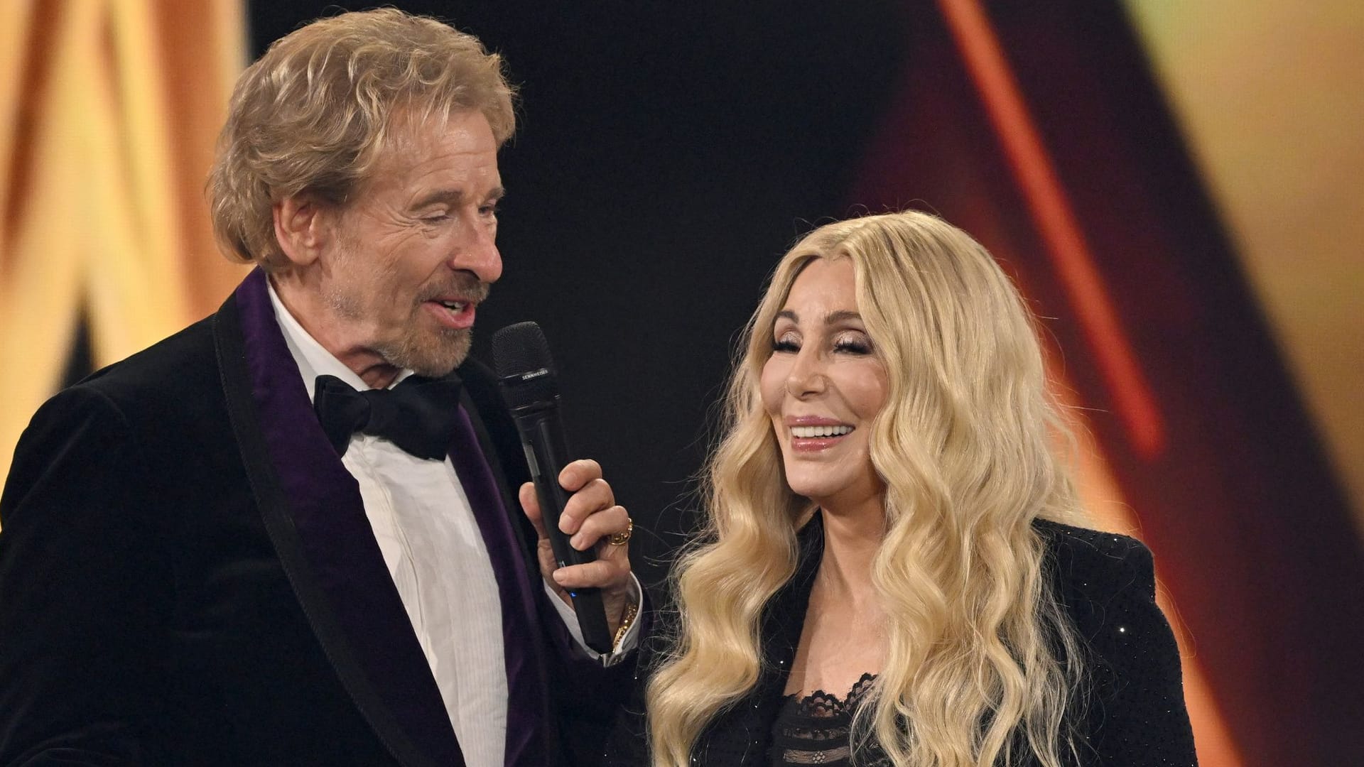 Thomas Gottschalk: Er übergab Cher einen Bambi. Thomas Gottschalk: Er übergab Cher einen Bambi.