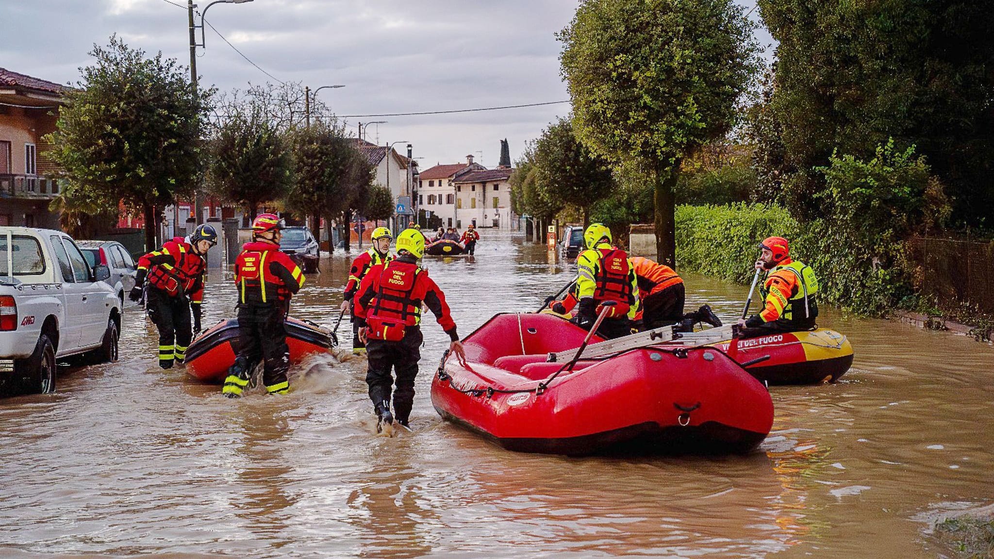 Rettungskräfte sind mit Schlauchbooten bei Überschwemmungen nach Unwettern im Norden Italiens im Einsatz: Ein Deutscher starb durch einem Erdrutsch.