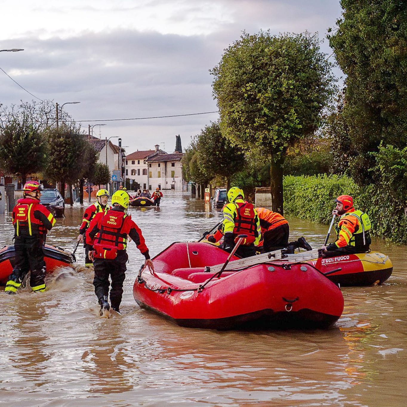 Rettungskräfte sind mit Schlauchbooten bei Überschwemmungen nach Unwettern im Norden Italiens im Einsatz: Ein Deutscher starb durch einem Erdrutsch.