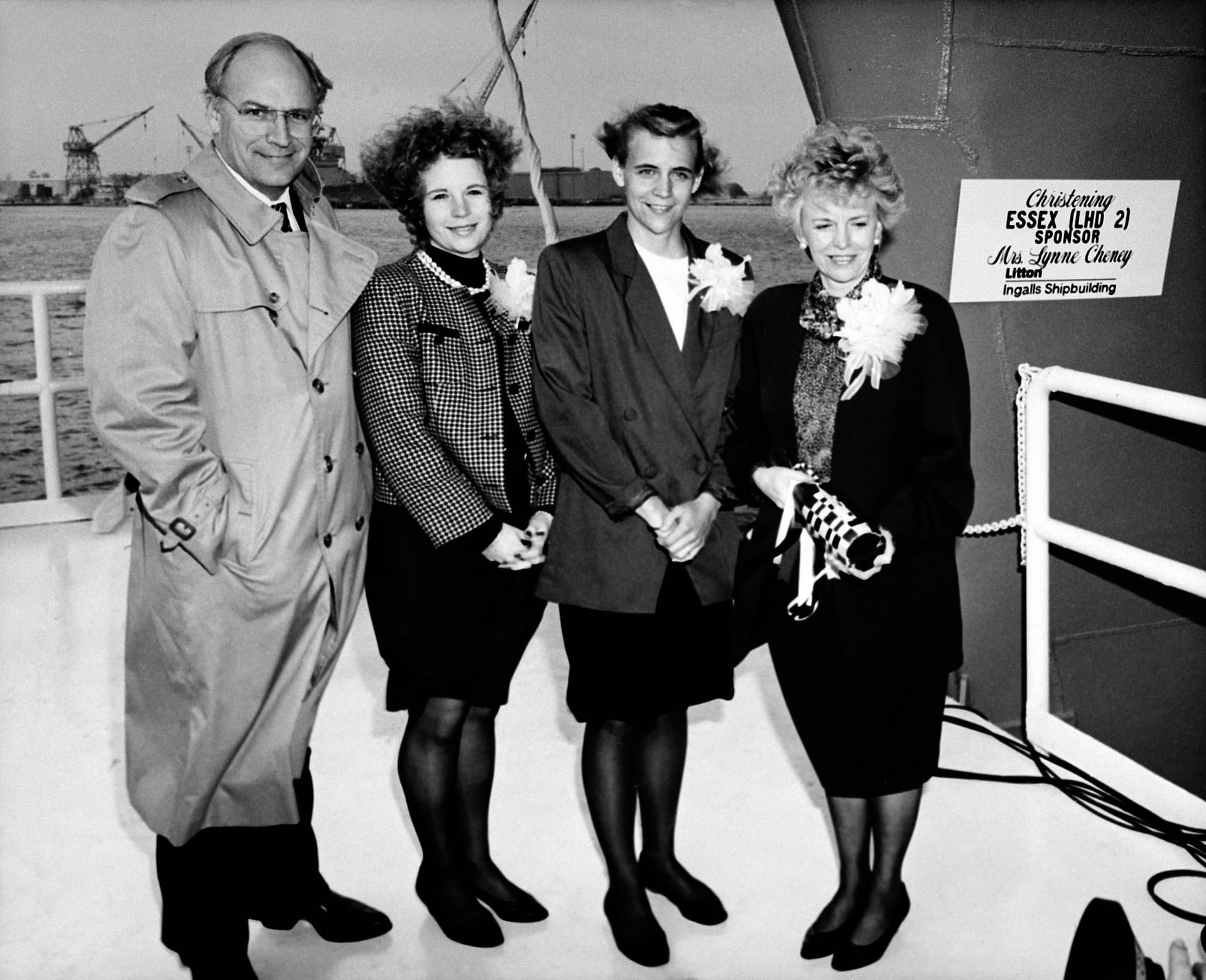 Zu der Zeit war er Verteidigungsminister unter Bush Senior: Dick Cheney mit seiner Frau Lynne, rechts, und den beiden Töchtern Elizabeth, zweite von links, und Mary. Zu der Zeit war er Verteidigungsminister unter Bush Senior: Dick Cheney mit seiner Frau Lynne, rechts, und den beiden Töchtern Elizabeth, zweite von links, und Mary.