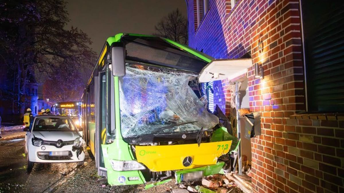 Linienbus-demoliert-Haus-in-Oberhausen-mehrere-Verletzte