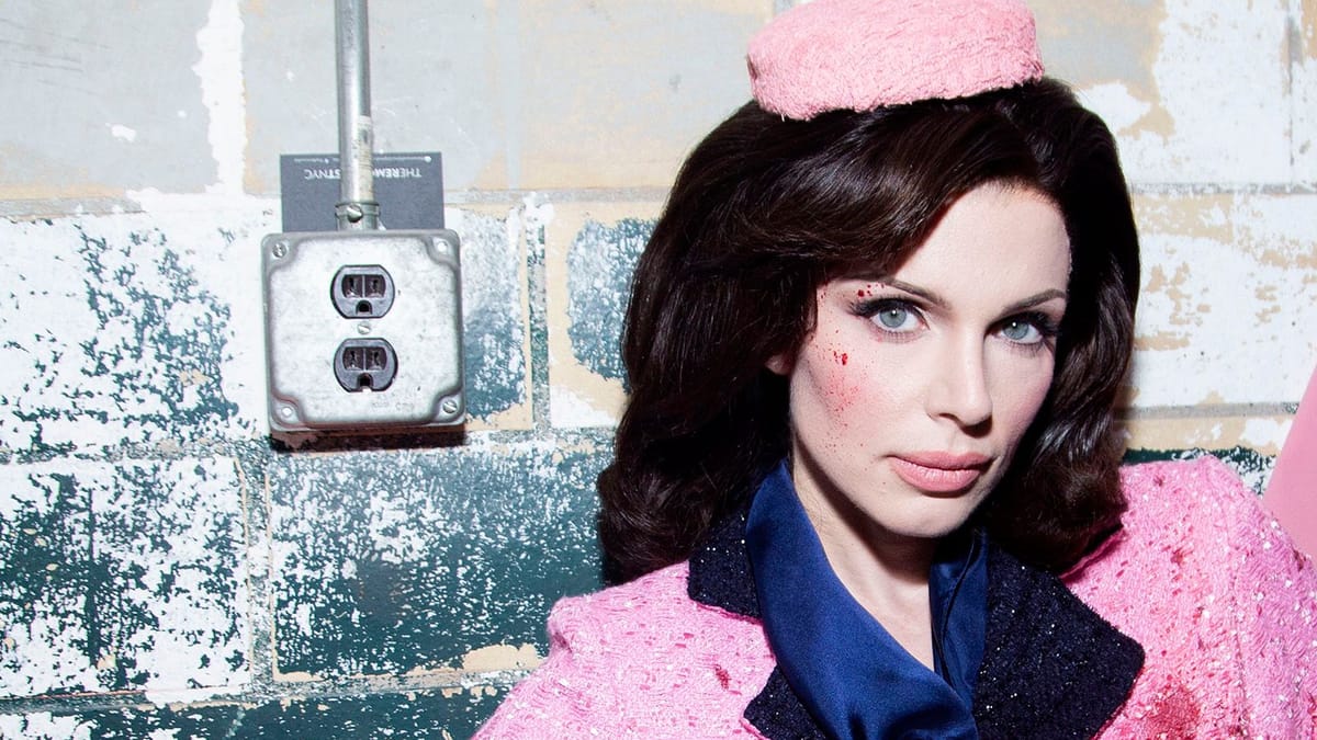Julia Fox: Kennedy-Enkel kritisiert ihr Halloween-Kostüm als Jackie Kennedy