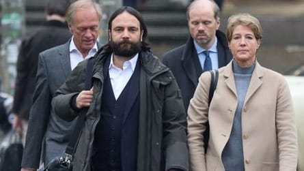 Christina Block, Verteidiger Ingo Bott (l.) sowie Gerhard Delling (h. l.) und Verteidiger David Rieks kommen zum Prozess gegen C. Block wegen mutmaßlicher Kindesentführung. (Archivbild) Christina Block, Verteidiger Ingo Bott (l.) sowie Gerhard Delling (h. l.) und Verteidiger David Rieks kommen zum Prozess gegen C. Block wegen mutmaßlicher Kindesentführung. (Archivbild)