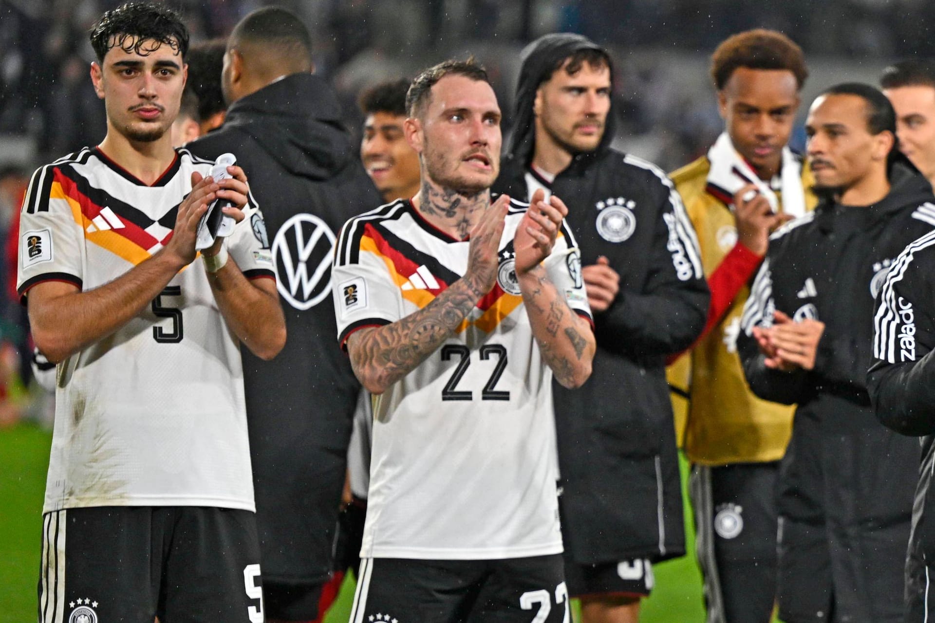 Die Nationalspieler bedanken sich bei ihren Fans: Die Leistung der deutschen Mannschaft war nicht so gut wie das Ergebnis.