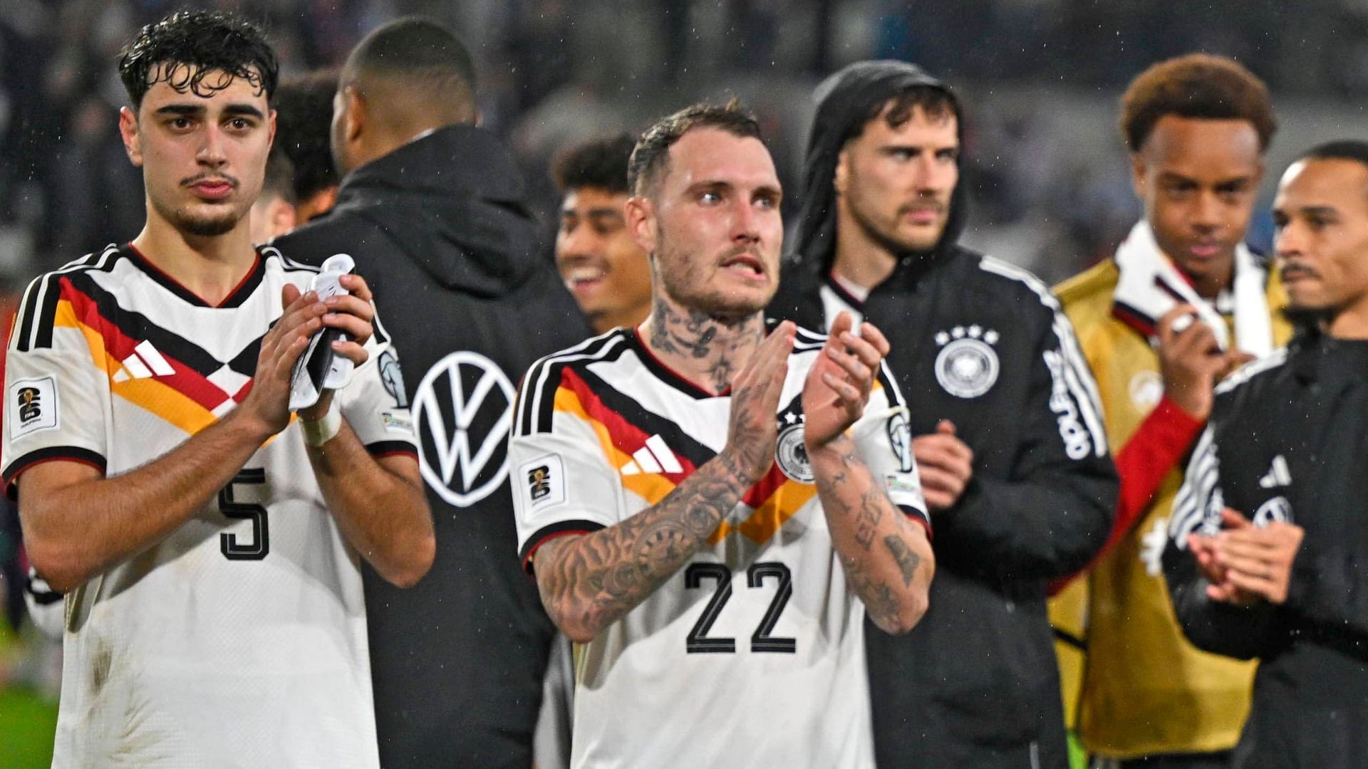 Die Nationalspieler bedanken sich bei ihren Fans: Die Leistung der deutschen Mannschaft war nicht so gut wie das Ergebnis. Die Nationalspieler bedanken sich bei ihren Fans: Die Leistung der deutschen Mannschaft war nicht so gut wie das Ergebnis.