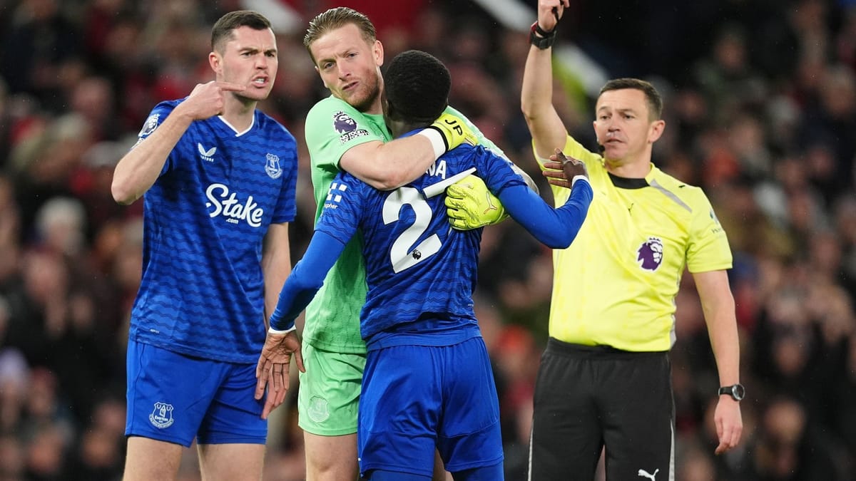 Mitspieler geohrfeigt: Bizarre Rote Karte in England