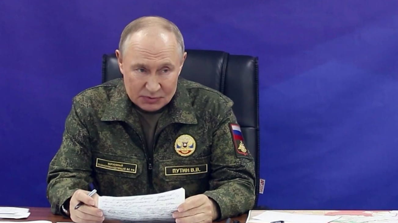 Wladimir Putin bei einem Treffen mit hohen Armeeangehörigen (Archivbild): Der neu vorgestellte Marschflugkörper wird mit Atomkraft angetrieben. Wladimir Putin bei einem Treffen mit hohen Armeeangehörigen (Archivbild): Der neu vorgestellte Marschflugkörper wird mit Atomkraft angetrieben.