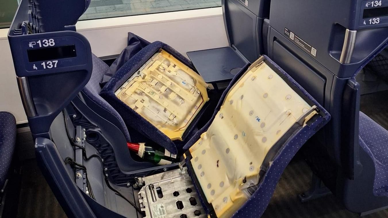 Die Fans hinterließen auch im Zug ihre Spuren: Unter anderem wurden diese Sitze beschädigt.