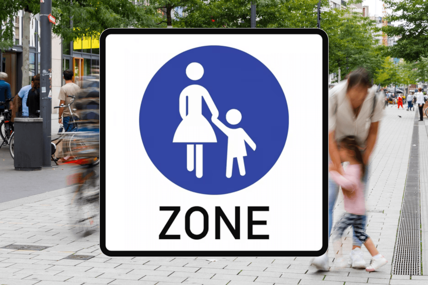 Auch Schrittgeschwindigkeit ist Pflicht: Wer sein Fahrrad in der Fußgängerzone fährt oder wie ein Roller nutzt, riskiert ein Bußgeld.