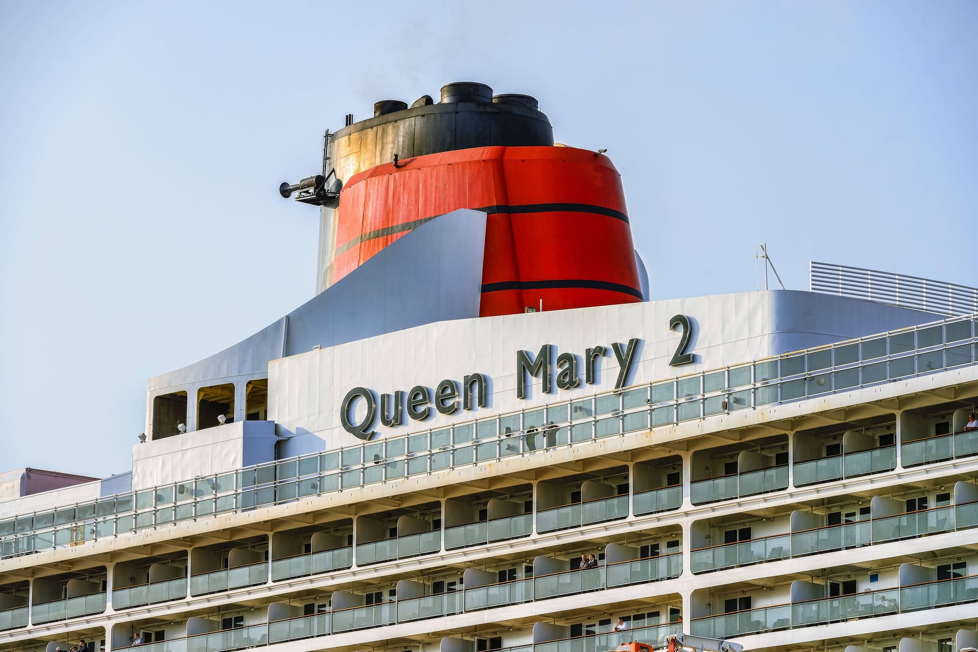 Die "Queen Mary 2" (Archivbild): In der kommenden Woche muss der Halt in Hamburg entfallen, stattdessen wird in Bremerhaven angelegt.