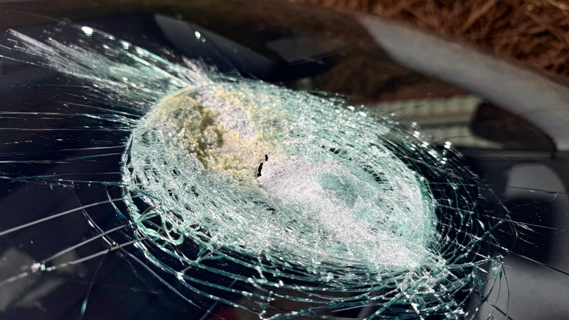 An einigen Stellen ist das Glas nach dem Einschlag geschmolzen. An einigen Stellen ist das Glas nach dem Einschlag geschmolzen.