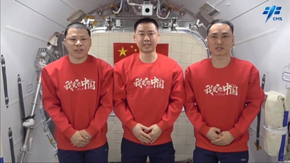 Vrnitev kitajske posadke Shenzhou-20 na Zemljo je bila preložena zaradi suma poškodbe plovila