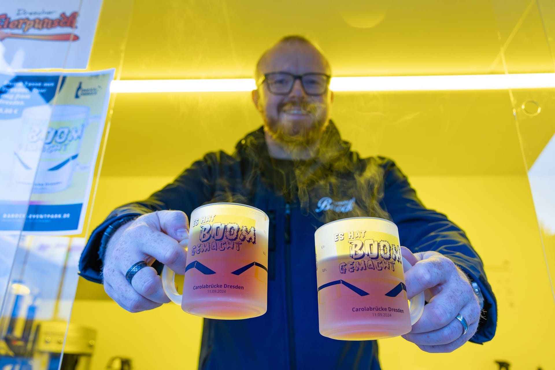 Benjamin Venter präsentiert zwei Carolabrücke-Tassen: Mit der Tasse soll an die Brücke erinnert werden.