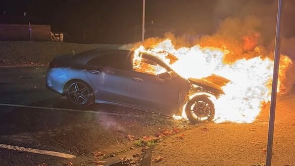 Ein Auto in Flammen: Brand am Nordfriedhof – Polizei ermittelt wegen möglicher Brandstiftung. Ein Auto in Flammen: Brand am Nordfriedhof – Polizei ermittelt wegen möglicher Brandstiftung.