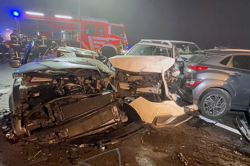 Die Unfallstelle: Mehrere Fahrzeuge stehen ineinander verkeilt auf der Autobahn 3 zwischen Niedernhausen und dem Wiesbadener Kreuz.