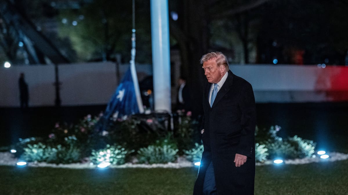 Flaggen-Gate-Warum-Trump-eine-am-Boden-liegende-US-Fahne-nicht-st-rt