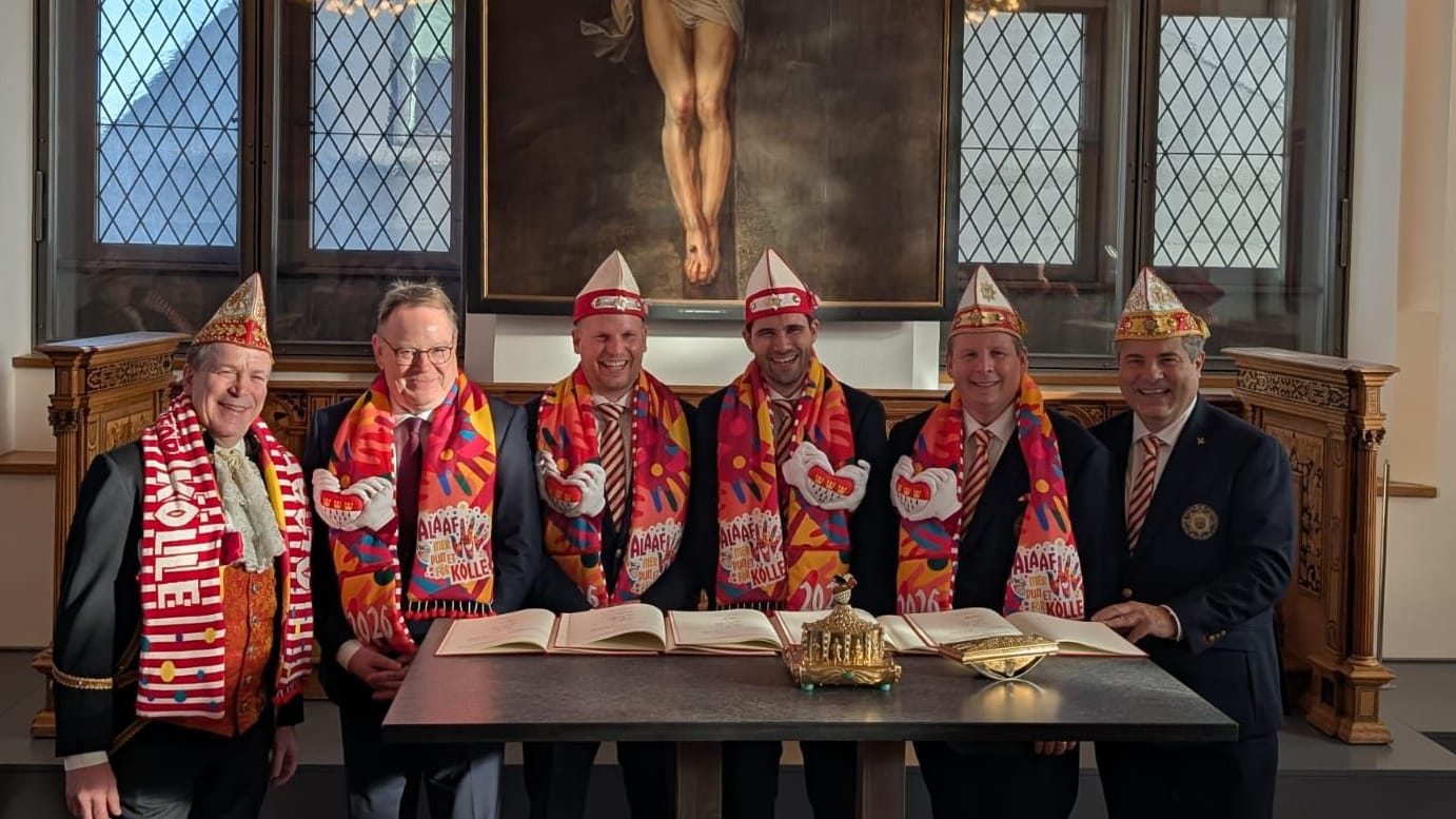 Neu im Amt: Kölns Oberbürgermeister Torsten Burmester (2 v.l.) im Rathaus.