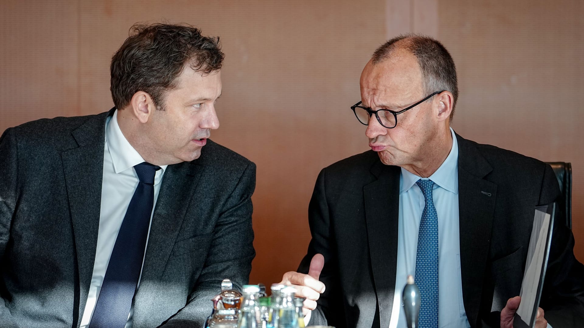 Finanzminister Lars Klingbeil (l., SPD) und Bundeskanzler Friedrich Merz (CDU): Die schwarz-rote Koalition hat viele Vorhaben angestoßen – doch wirken sie auch? Finanzminister Lars Klingbeil (l., SPD) und Bundeskanzler Friedrich Merz (CDU): Die schwarz-rote Koalition hat viele Vorhaben angestoßen – doch wirken sie auch?