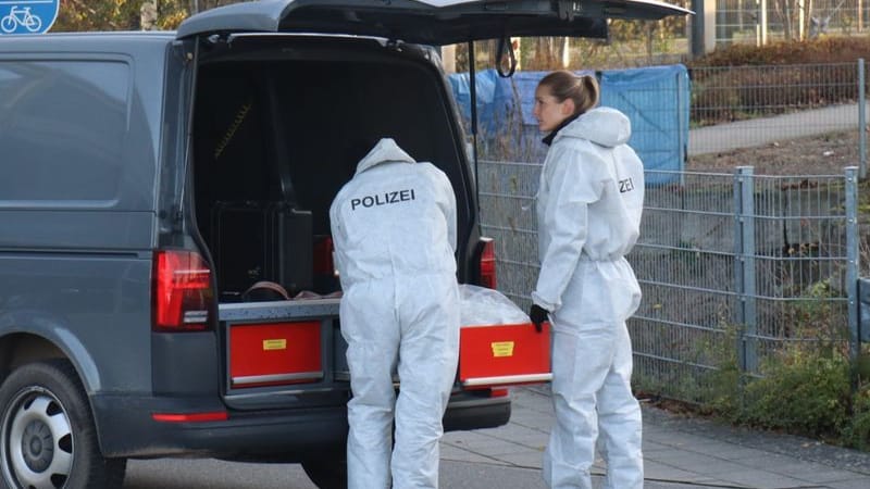 Mitarbeiter der Spurensicherung untersuchen die Leiche: An einem Bahnhof in Baden-Württemberg wurde ein Verletzer gefunden – er verstarb kurz darauf. Mitarbeiter der Spurensicherung untersuchen die Leiche: An einem Bahnhof in Baden-Württemberg wurde ein Verletzer gefunden – er verstarb kurz darauf.