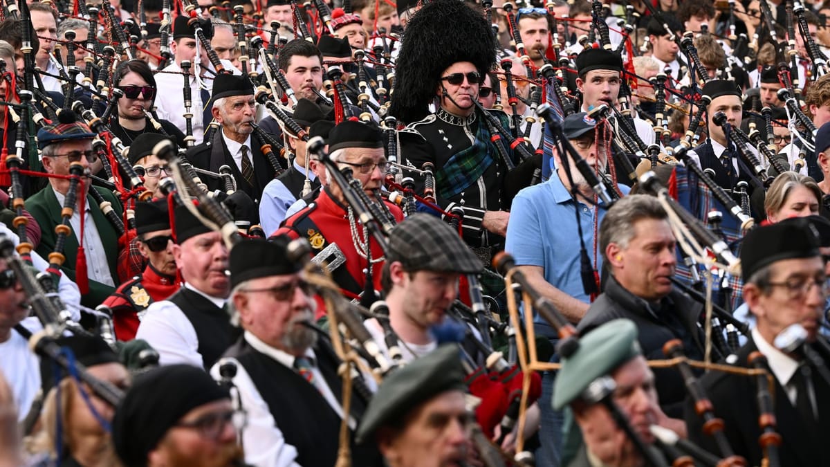 Melbourne: 374 Dudelsackspieler knacken mit AC/DC Weltrekord