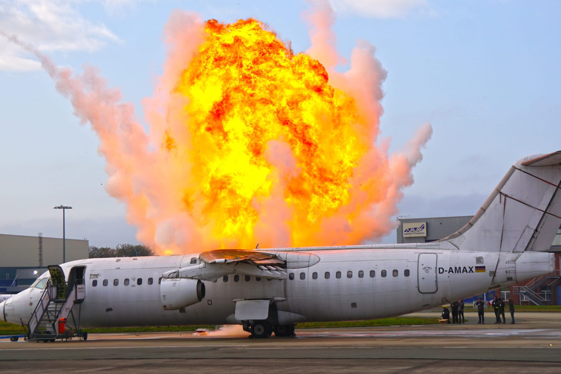 Notfallübung am Köln Bonn Airport: Auch eine Explosion wurde nachgestellt.