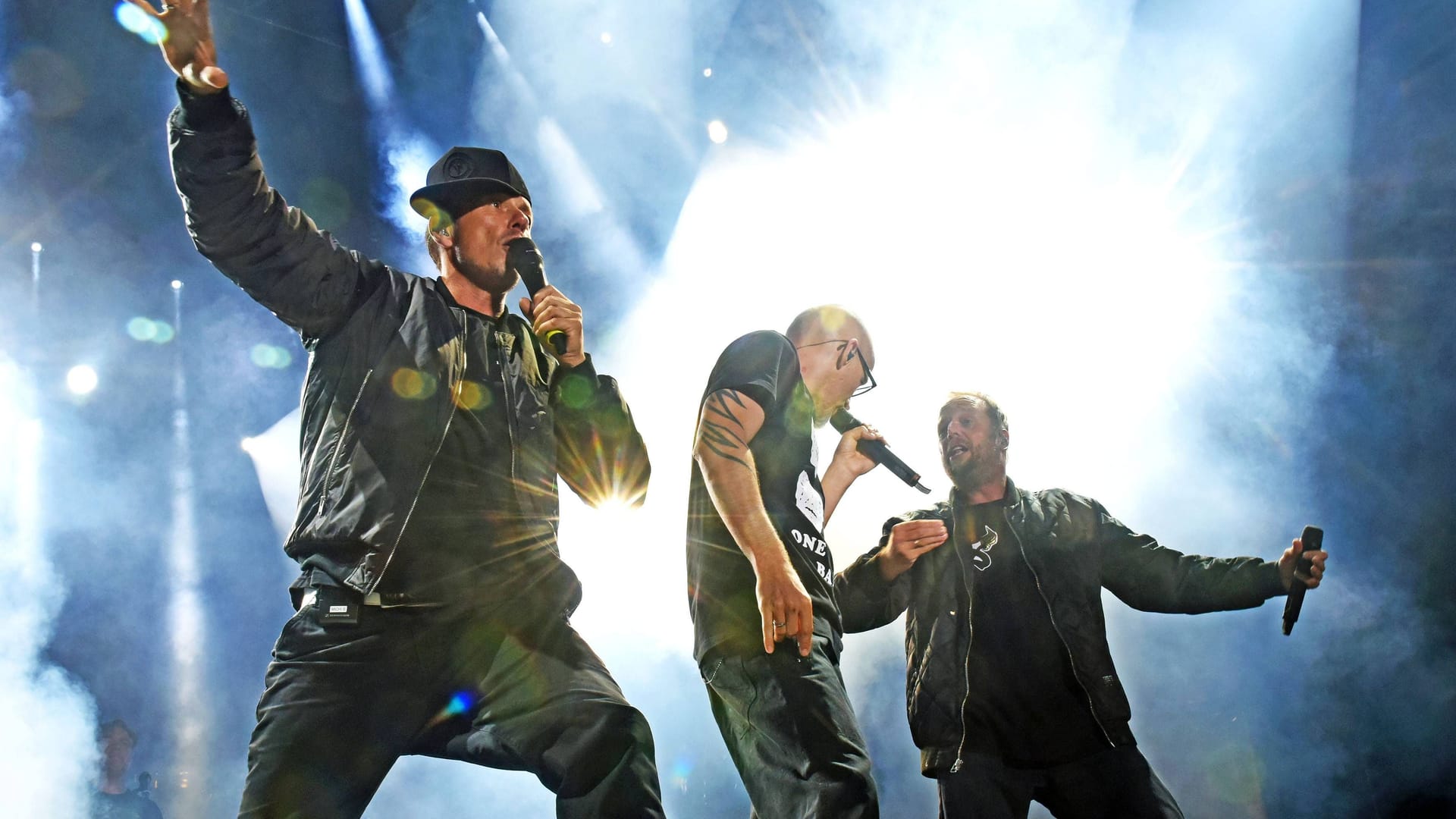 Die Fantastischen Vier: Fanta 4 während eines Auftrittes im Rahmen ihrer Rekord Open Air Tour im Jahr 2015. Die Fantastischen Vier: Fanta 4 während eines Auftrittes im Rahmen ihrer Rekord Open Air Tour im Jahr 2015.