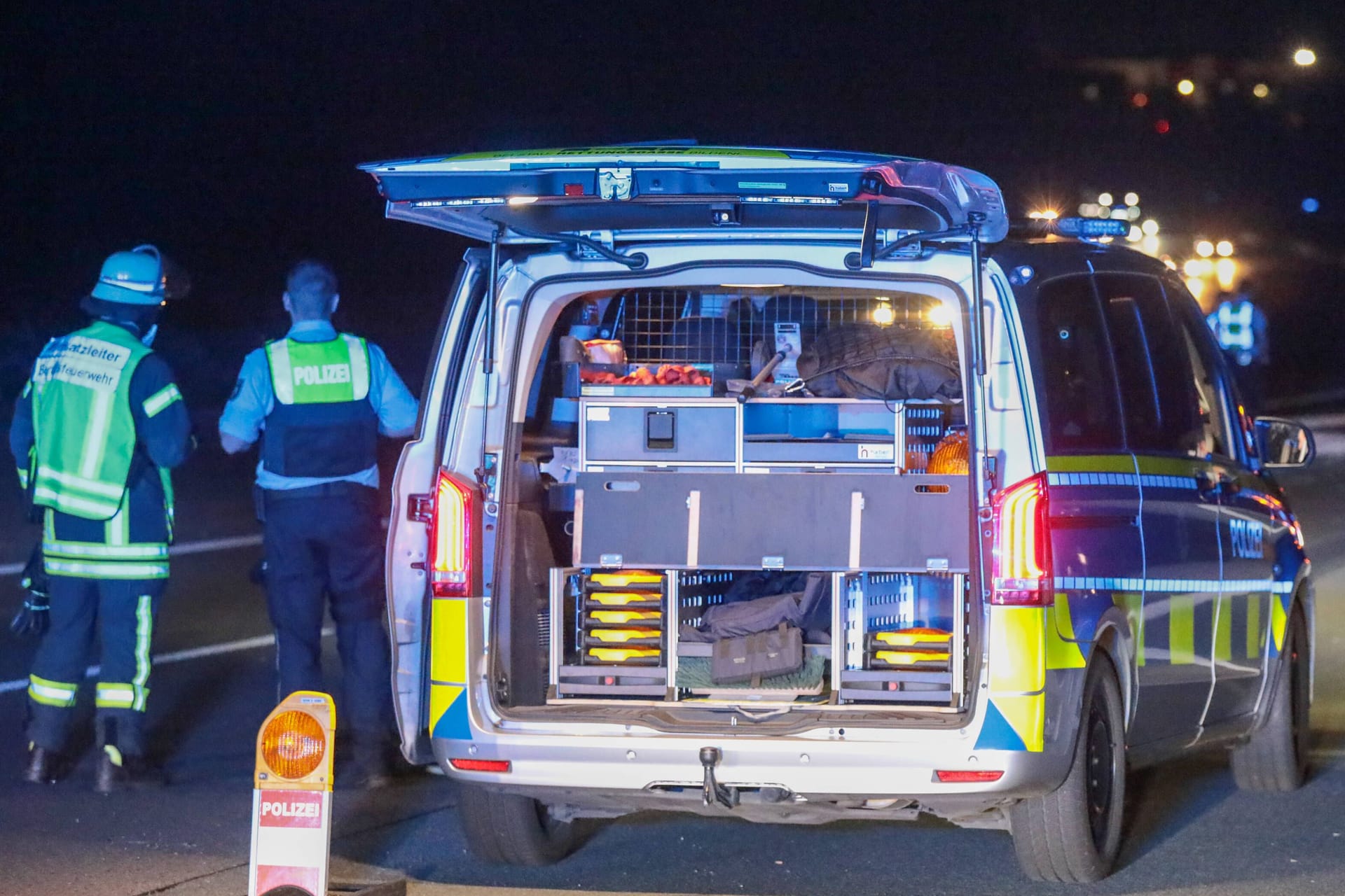 Polizei und Feuerwehr sperren eine Autobahn ab (Symbolbild): Insgesamt wurden elf Menschen bei dem Unfall verletzt.
