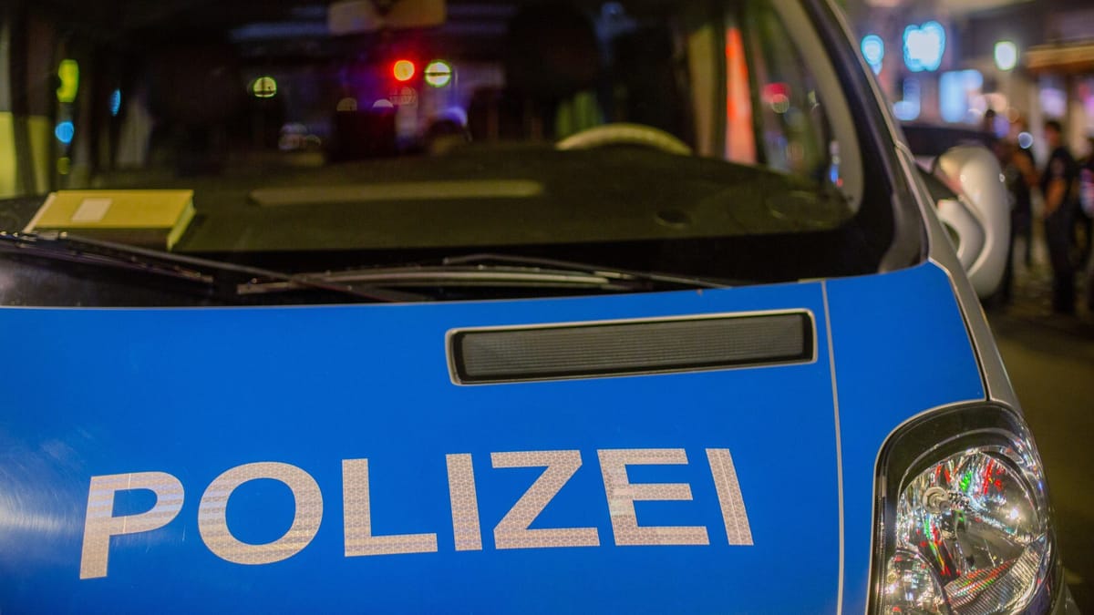 Berlin-Reinickendorf: 28-Kilo-Fußplatte auf Bus geworfen – Fahrer verletzt