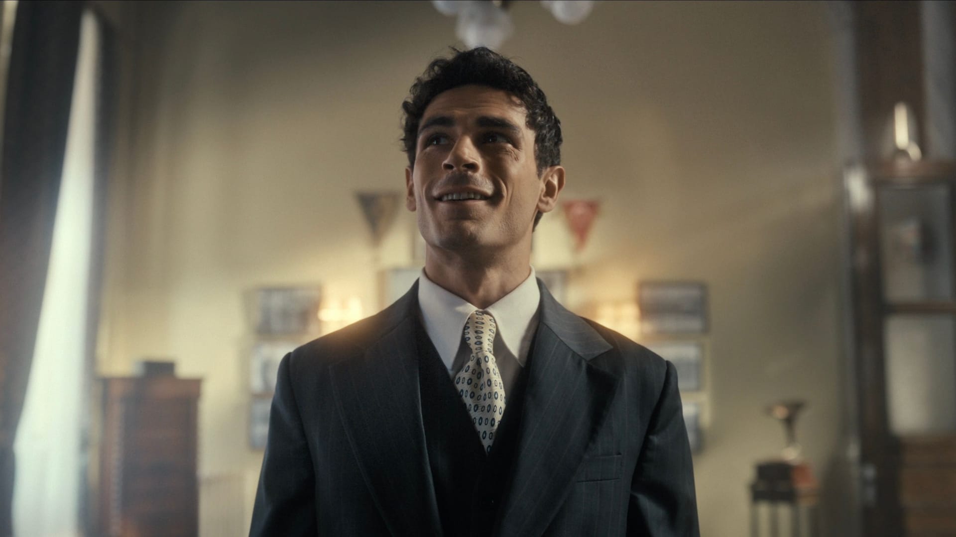 Erdem Kaynarca in "Lefter: Die Geschichte der Fußballlegende Ordinarius" auf Netflix Erdem Kaynarca in "Lefter: Die Geschichte der Fußballlegende Ordinarius" auf Netflix