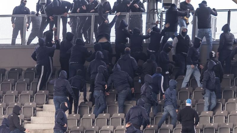 Ausnahmezustand vor dem Anpfiff: Fußballfans von Dynamo Dresden (oben) liefern sich mit Fans von Hertha BSC eine Schlägerei in den oberen Rängen des Olympiastadions.