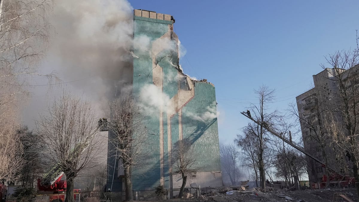V ruskih zračnih napadih na zahodno Ukrajino umrlo več ljudi, Poljska okrepila zračno obrambo.