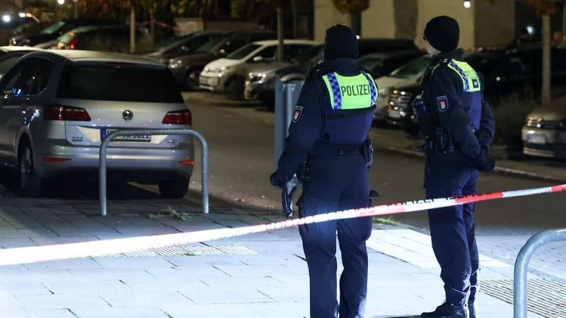 Einsatzkräfte sichern eine abgesperrte Straße in Hamburg-Eidelstedt: Die Polizei sucht nach Verdächtigen.