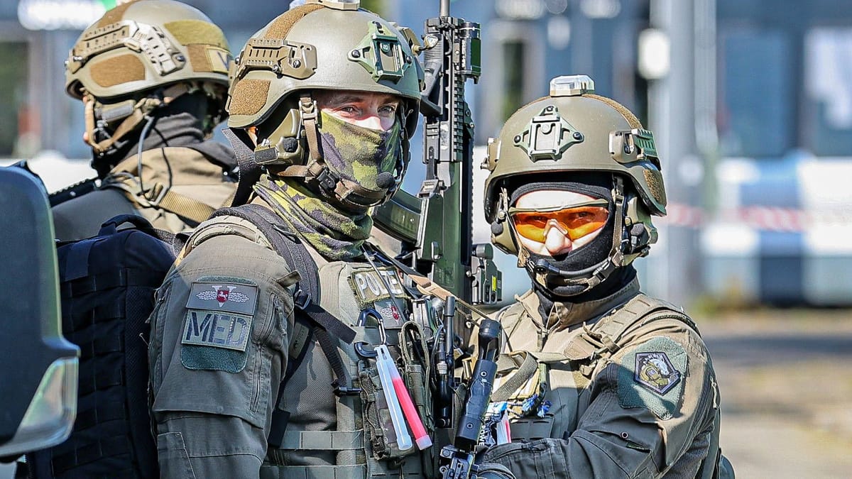 Policija v Lindhorstu posredovala zaradi streljanja in pozvala prebivalce, naj ne zapuščajo domov