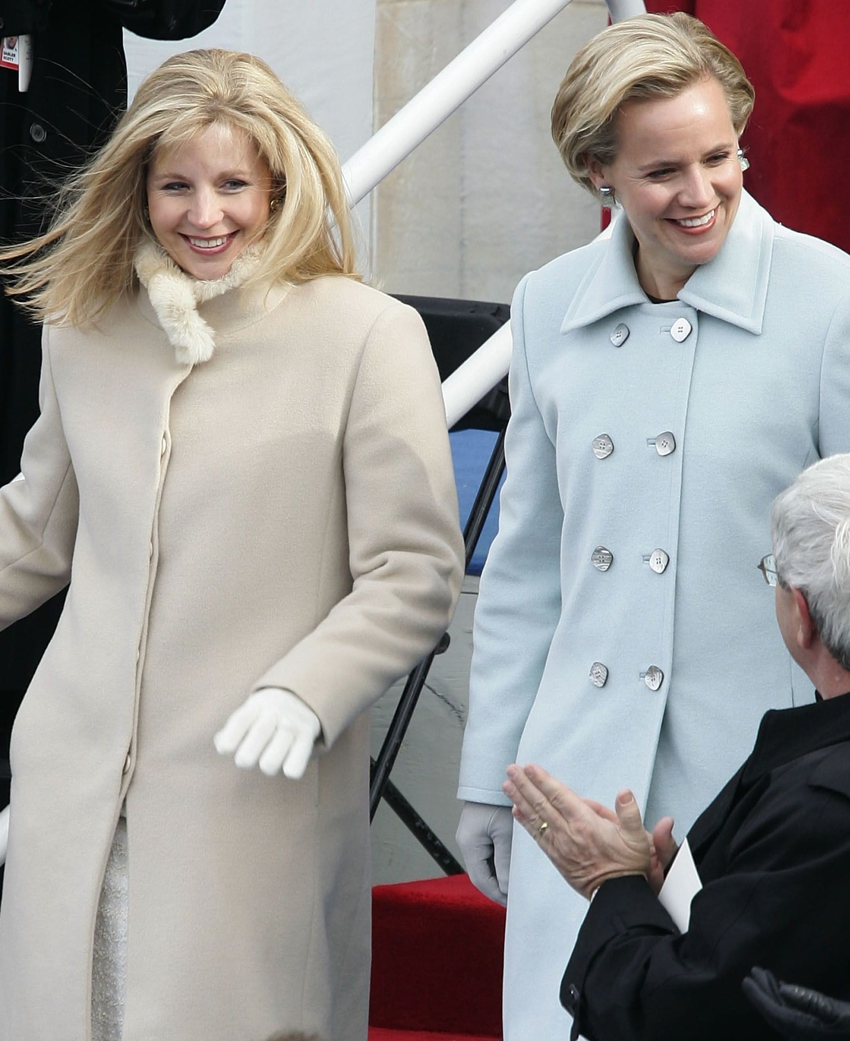 Liz links und Mary rechts: Die Töchter von Dick Cheney 2005 in Washington DC. Liz links und Mary rechts: Die Töchter von Dick Cheney 2005 in Washington DC.