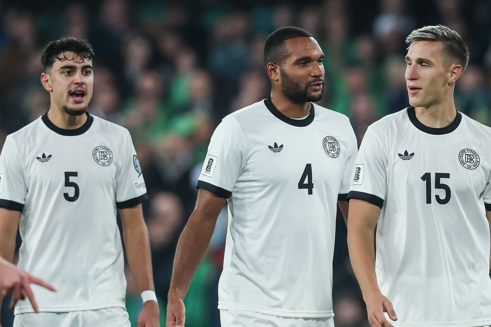 DFB-Abwehrchef Jonathan Tah (M.) mit Teamkollegen Pavlović (li.), Schlotterbeck: Der Bayern-Profi gab bereits 2016 sein Debüt in der Nationalmannschaft.