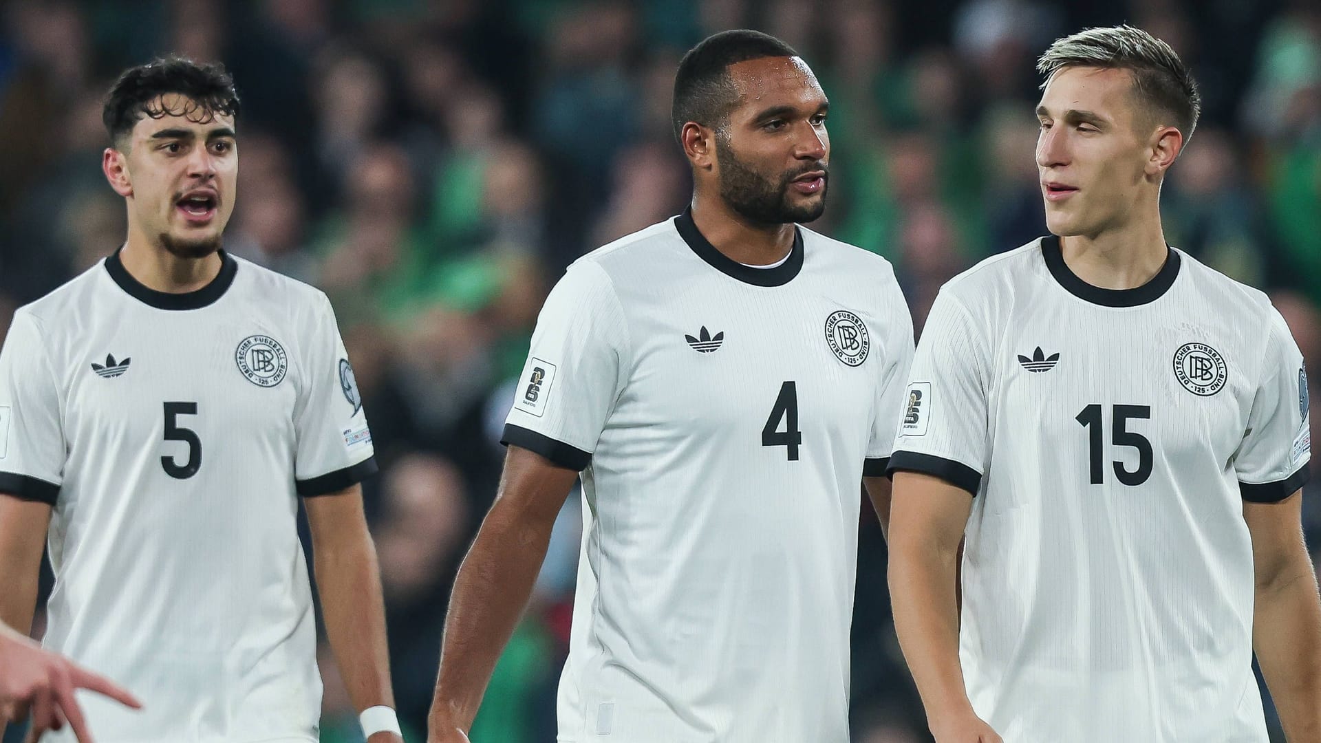 DFB-Abwehrchef Jonathan Tah (M.) mit Teamkollegen Pavlović (li.), Schlotterbeck: Der Bayern-Profi gab bereits 2016 sein Debüt in der Nationalmannschaft. DFB-Abwehrchef Jonathan Tah (M.) mit Teamkollegen Pavlović (li.), Schlotterbeck: Der Bayern-Profi gab bereits 2016 sein Debüt in der Nationalmannschaft.