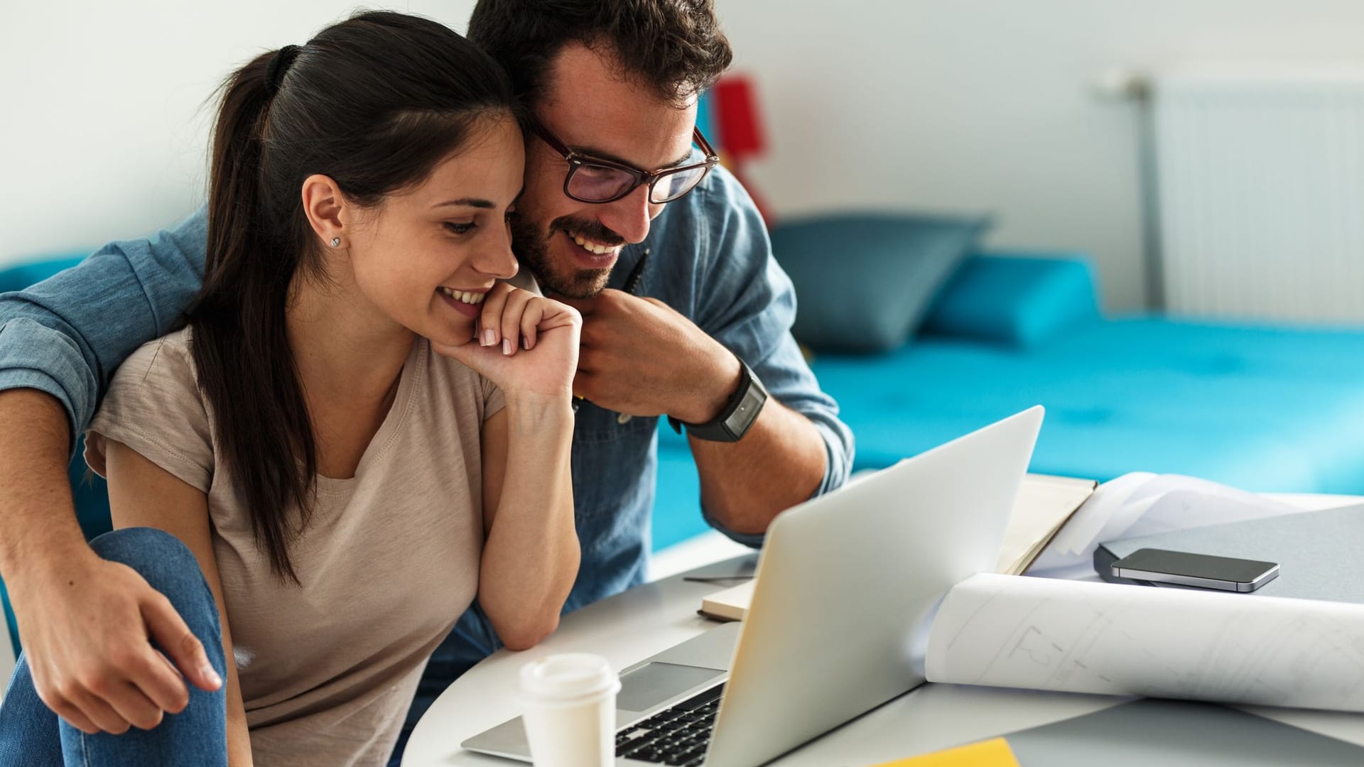 Frau und Mann sitzen gemeinsam vor dem Laptop