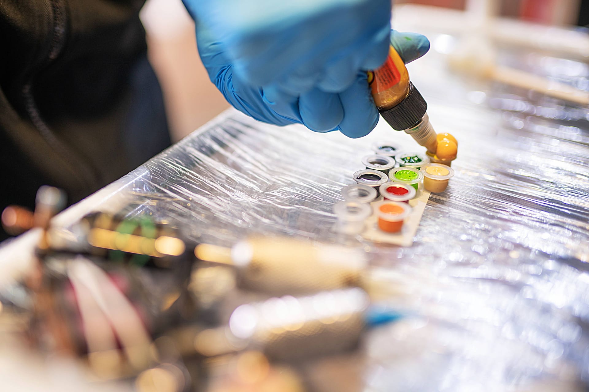 Besteck eines Tätowierers (Archivbild): In Dresden ist ein Mann verurteilt worden.