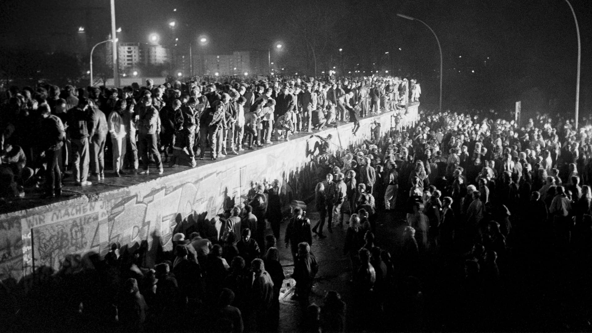 Menschen auf der Berliner Mauer 1989: 35 Jahre nach der Einheit steht nicht alles zum Besten.