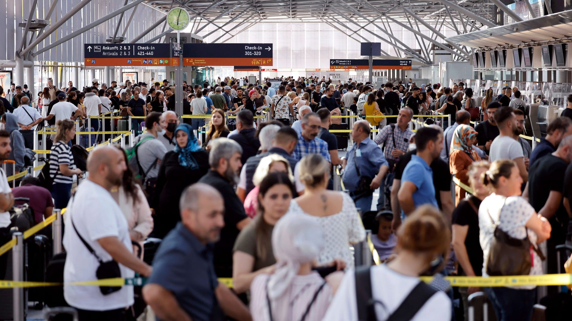 People queuing at Cologne/Bonn Airport (symbolic photo): Construction work is underway in the security area. People queuing at Cologne/Bonn Airport (symbolic photo): Construction work is underway in the security area.