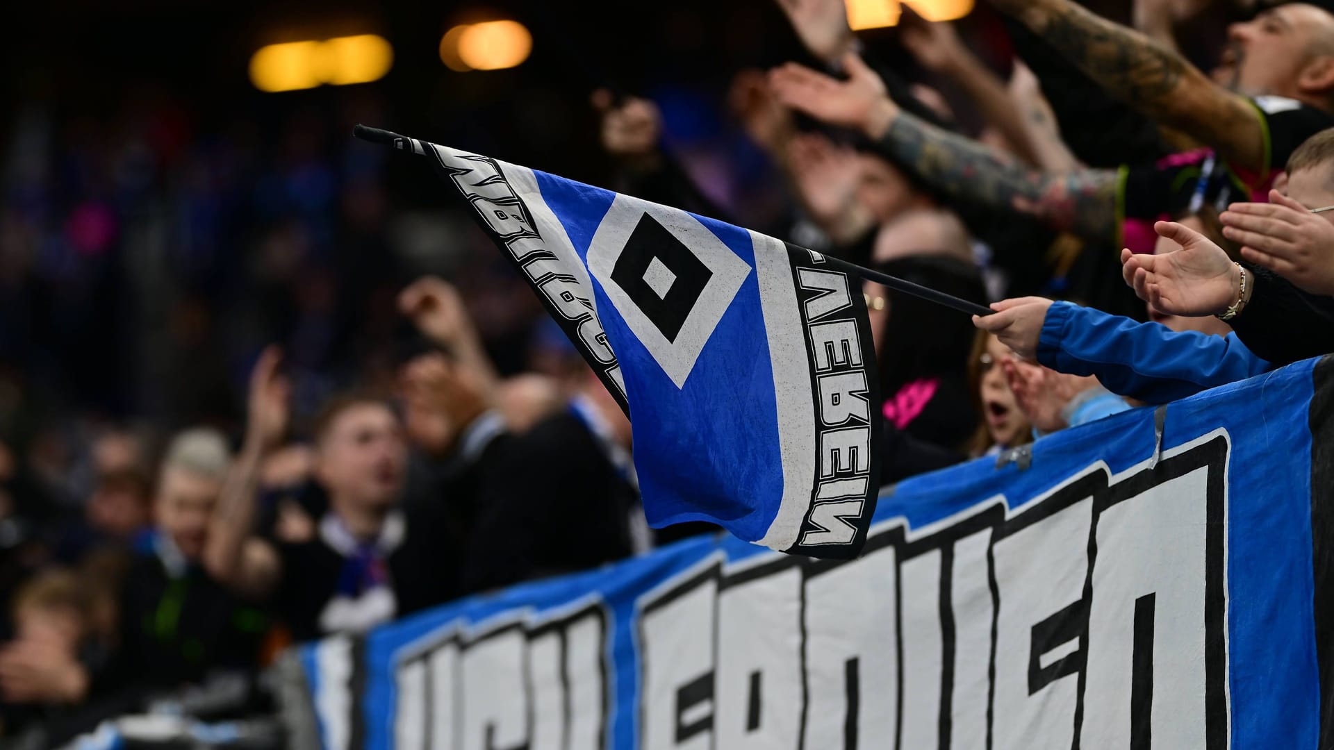 HSV-Fahne (Symbolbild): Ein Fan wurde beim Auswärtsspiel in Köln am Kopf verletzt. Nun sucht die Polizei Zeugen. HSV-Fahne (Symbolbild): Ein Fan wurde beim Auswärtsspiel in Köln am Kopf verletzt. Nun sucht die Polizei Zeugen.