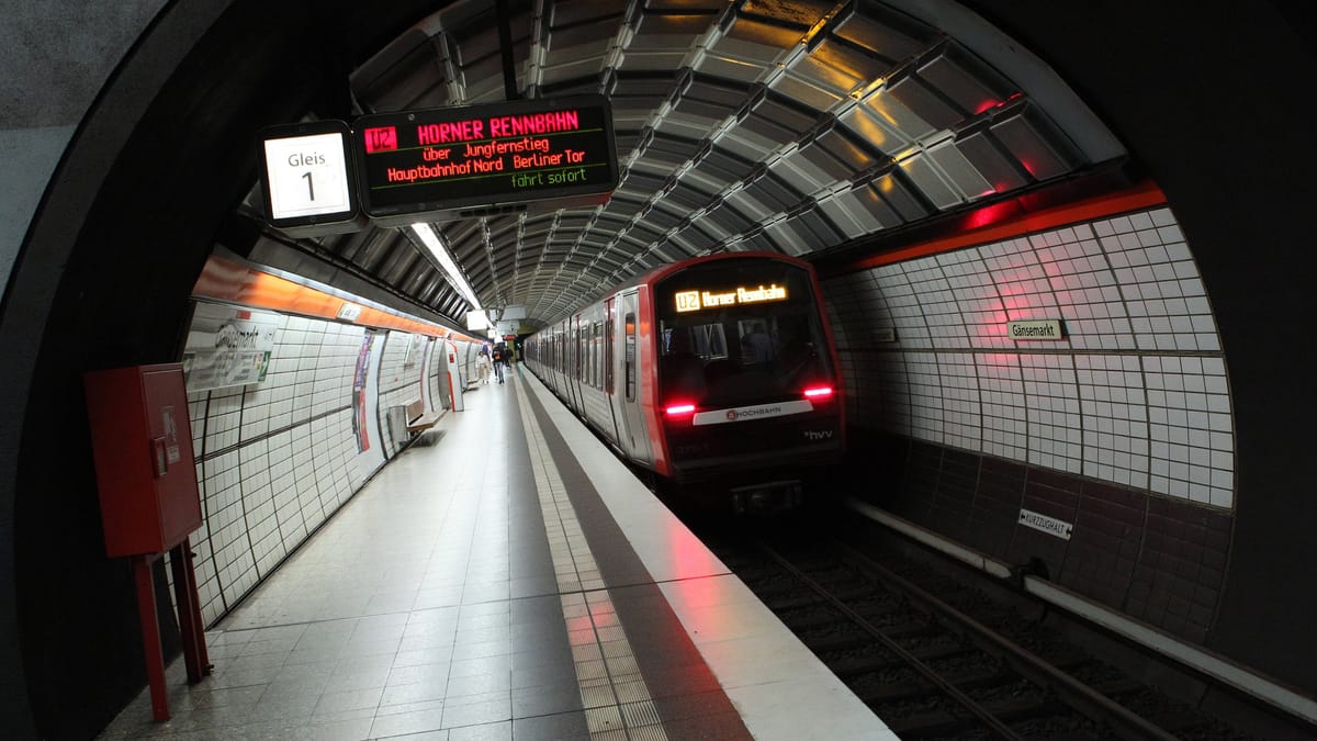 Unglück in Hamburg: Seniorin von U-Bahn mitgeschleift – tot