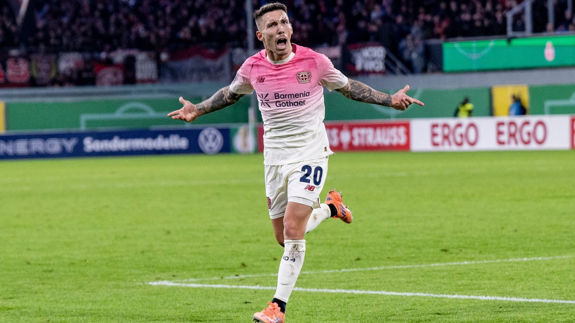 Alejandro Grimaldo jubelt über sein Tor Alejandro Grimaldo jubelt über sein Tor