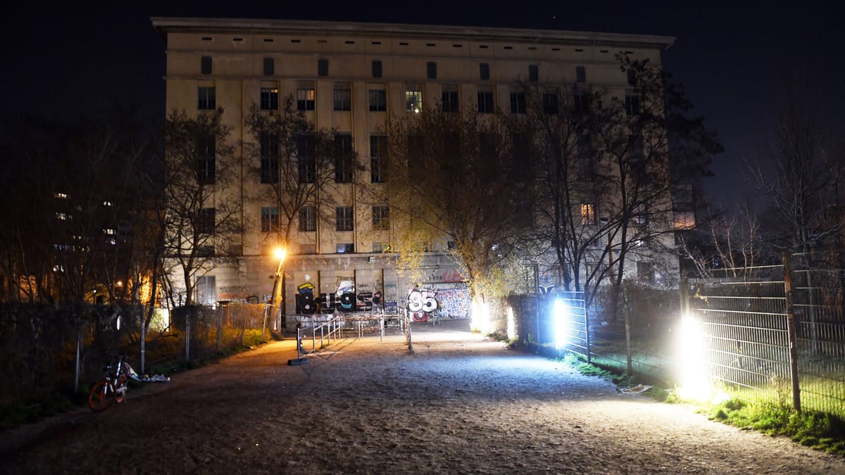 Berlin: Feuer vor legendärem Techno-Club Berghain – Person verletzt