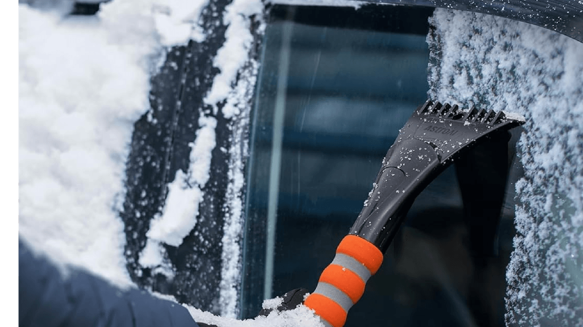 Frostschutz fürs Auto: Amazon lockt mit Eiskratzer-Deals und mehr