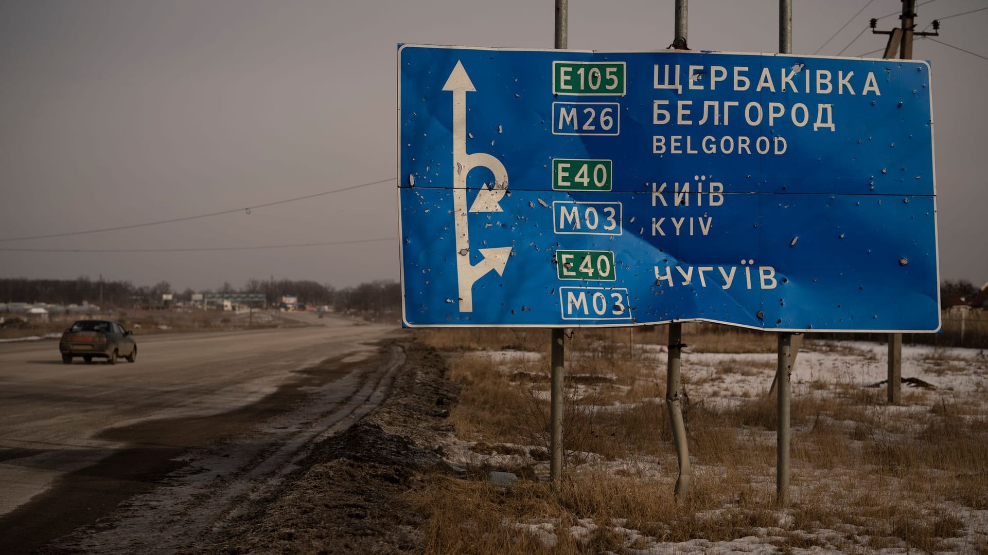 Ein Auto fährt an einem beschädigten Straßenschild Richtung Belgorod vorbei (Symbolbild): Das Strom- und Heizungsnetz" in der Stadt soll bei dem Angriff schwerbeschädigt worden sein. Ein Auto fährt an einem beschädigten Straßenschild Richtung Belgorod vorbei (Symbolbild): Das Strom- und Heizungsnetz" in der Stadt soll bei dem Angriff schwerbeschädigt worden sein.