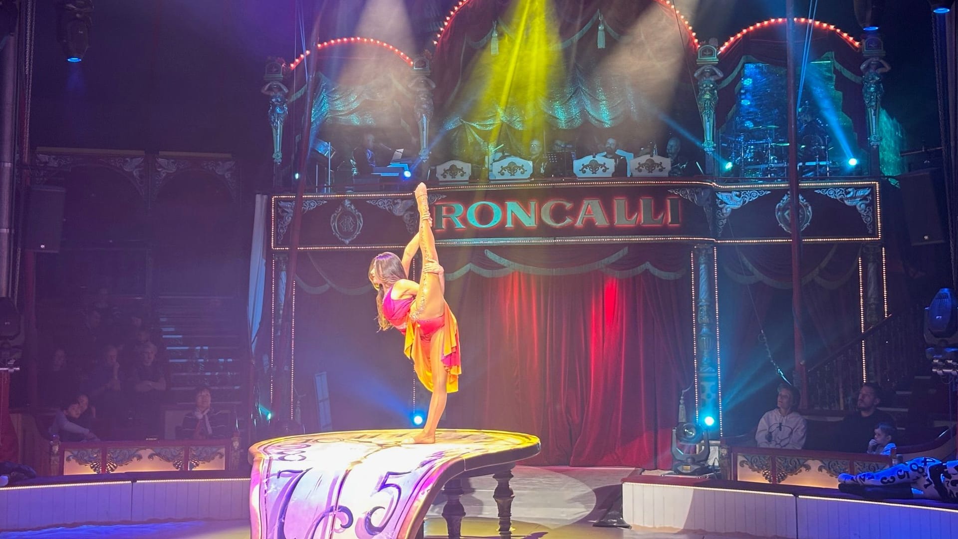 Mit ihren Verrenkungen als "Schlangenfrau" beeindruckt Lili Paul-Roncalli die Zuschauer.