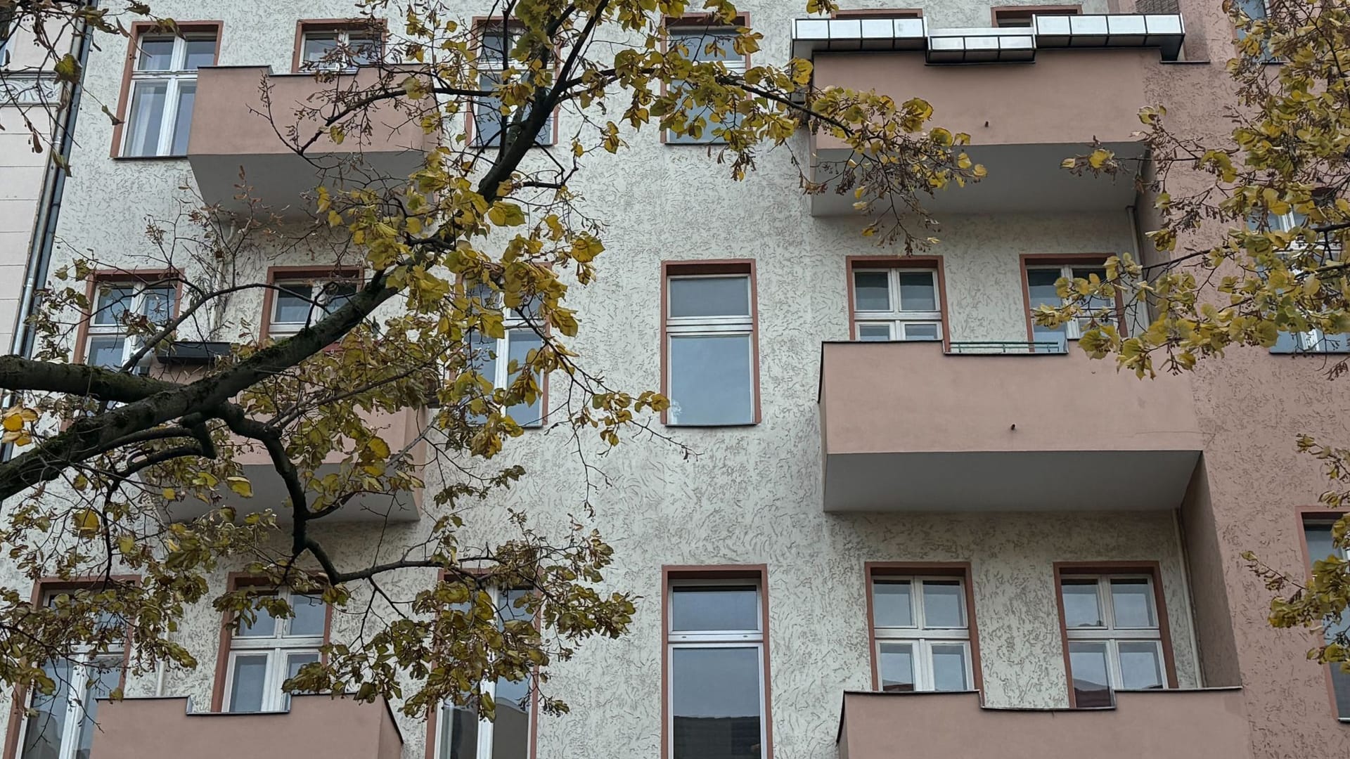 Blick auf ein Haus in der Sonnenallee (Symbolbild): Im Zusammenhang mit der Festnahme eines Mannes gab es offenbar Hausdurchsuchungen.
