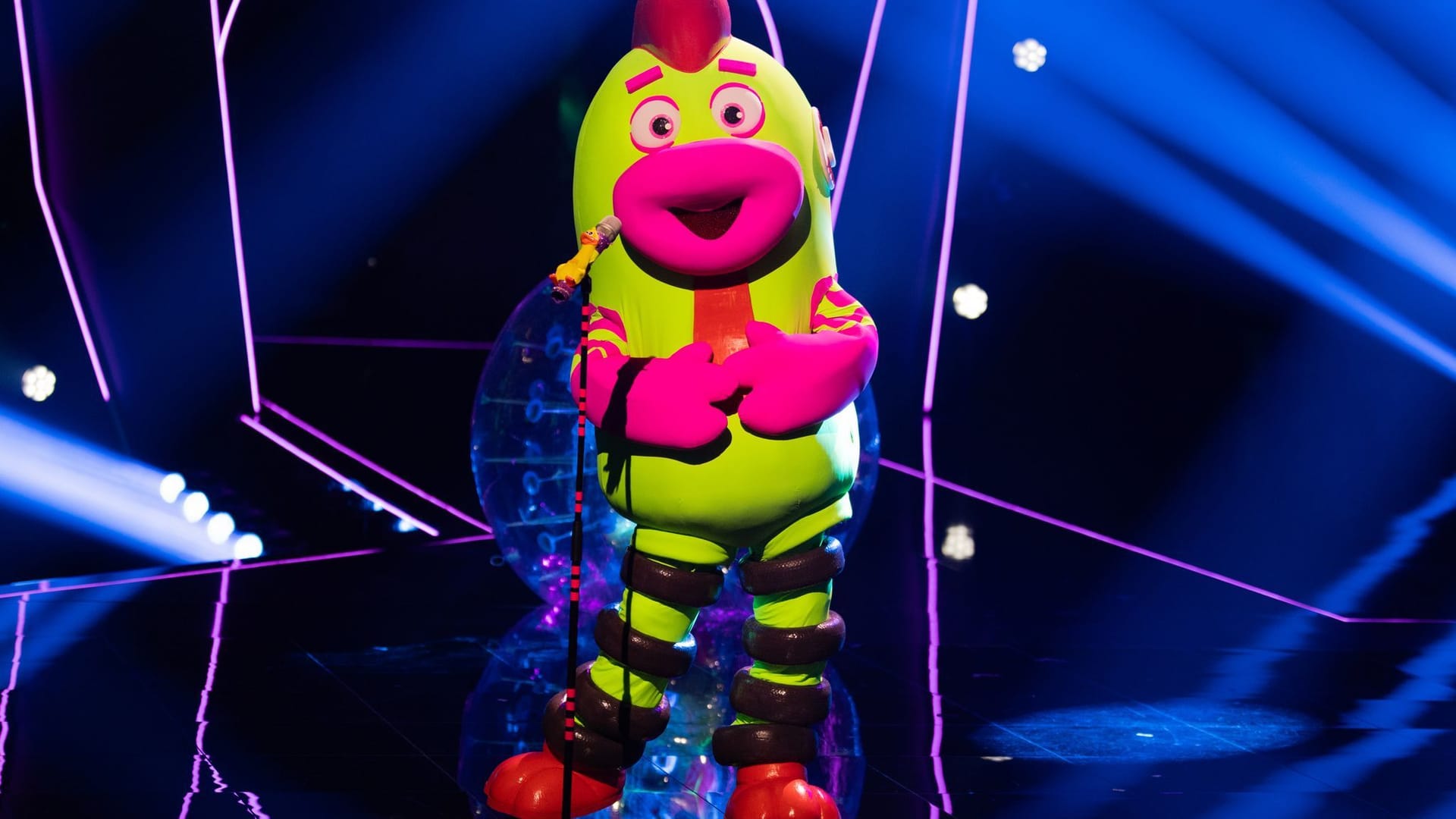 Die Figur "Quietsch" steht in der Prosieben-Show "The Masked Singer" auf der Bühne.